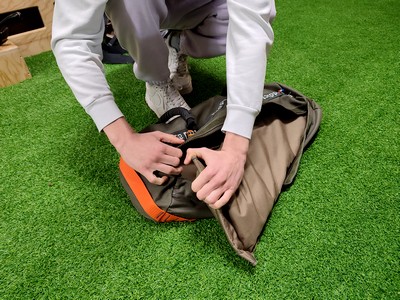 Homme en train de mettre un Inner Bag à l'intérieur d'un Sandbag LEVEL addict